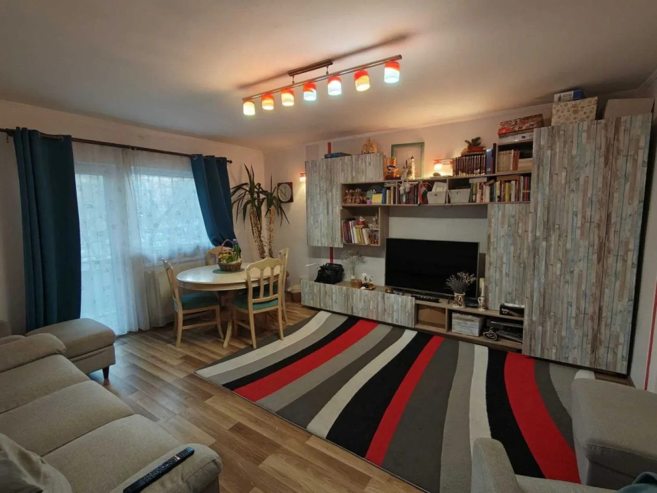 BRASADAS vinde ap 4 cam 82mp la etajul 1 in Micro 16. - Apartament decomandat, semiutilat, situat la etajul 1 din 4 (nu este de colt). Compus din: hol intrare, living spatios, 2 balcoane deschise, 3 dormitoare, hol intermediar, 2 bai si bucătărie complet utilată, cu electrocasnice funcționale și spațiu de depozitare generos. • Suprafata utila 82 mp • Suprafata construita 117 mp • Izolat exterior • Instalatii electrice si sanitare schimbate la momentul renovarii • Loc de parcare rezervat in fata blocului • Finisaje: gresie, faianta, parchet laminat, • Centrala proprie gaz, usi de intrerior schimbate, usa intrare metalica de siguranta • Geamuri termopane • Beci uscat pentru depozitare • Zona buna, pozitionat intr-o zona cu acces facil catre toate ariile de interes • Scara curata, acces interfon www.brasadas.com.