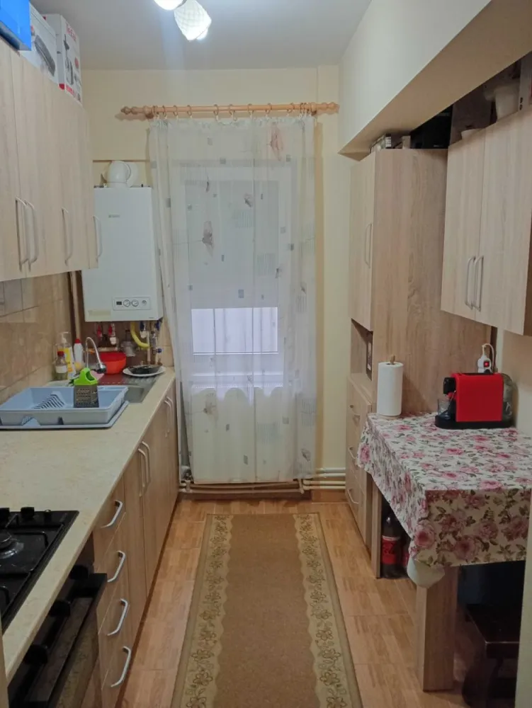 BRASADAS vinde ap 3 cam in Micro 16 la etajul 4/4. - Agentia Imobiliara BRASADAS vinde apartament cu 3 camere in Micro 16 M16 la etajul 4 din 4. Apartamentul are 2 bai, 1 debara, centrala termica, aer condiționat în fiecare cameră. Este situat in zonă liniștită și are în apropiere școli , grădiniță , magazine , piața , stație de autobuz. www.brasadas.com