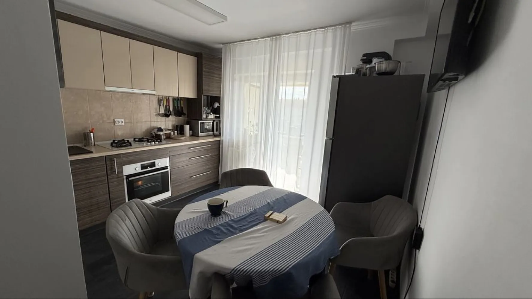 Apartament 3 camere carpati 2 - Apartamentul are o suprafață de 76 metri pătrați și include trei camere cu finisaje de calitate.. Baia recent renovată are finisaje de înaltă calitate și utilaje moderne. Bucătăria este echipată cu electrocasnice și are o zonă luminoasă. Proprietatea se află într-o zonă urbană, La câțiva pași găsești cafenele, restaurante ,banci și magazine. În apropiere sunt școli,crese si gradinite facilitând accesul pentru familie .Parcurile mari și centrele medicale se află la distanțe rezonabile. Transportul public este ușor accesibil, cu stații de autobuz aproape. Dacă vrei să locuiești într-o zonă activă, cu toate facilitățile aproape, contactează-ne pentru mai multe detalii.Apartamentul se afla la etajul 4 din 4.acoperisul se reface in luna mai 2026