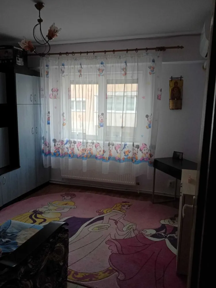 BRASADAS vinde ap 3 cam in Micro 16 la etajul 4/4. - Agentia Imobiliara BRASADAS vinde apartament cu 3 camere in Micro 16 M16 la etajul 4 din 4. Apartamentul are 2 bai, 1 debara, centrala termica, aer condiționat în fiecare cameră. Este situat in zonă liniștită și are în apropiere școli , grădiniță , magazine , piața , stație de autobuz. www.brasadas.com