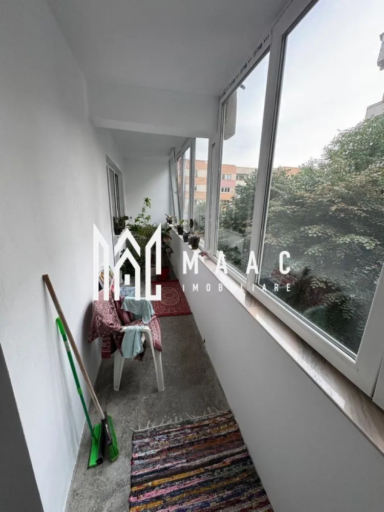 Inchiriez apartament 3 camere ultracentral - De închiriat! Apartament 3 camere, zona ultracentrală, lângă parcul Zăvoi. Este situat la etajul 2 din 10, cu sistem de încălzire automatizat, lift, 2 balcoane și 2 băi. Se închiriază pe o perioadă de un an, cu contract de închiriere și garanție. MAAC Imobiliare vă propune spre inchiriere un apartament cu 3 camere, ultracentral, aflat pe strada Splaiul Indepentei. Apartamentul are o suprafata de 70MP, si este situat la etajul2/10. Apartamentul este disponibil imediat si se poate inchiria in cel mai scurt timp. Pentru un comfort termic sporit a fost instalat gigacalorimetru Pret inchiriere 300 euro + 1 luna garanție. Apartamentul se inchiriaza pe o perioada minima de 1 an de zile cu contract inregistrat la Anaf. 📞 Pentru mai multe detalii și programarea unei vizionări, contactați echipa MAAC Imobiliare Râmnicu Vâlcea }}