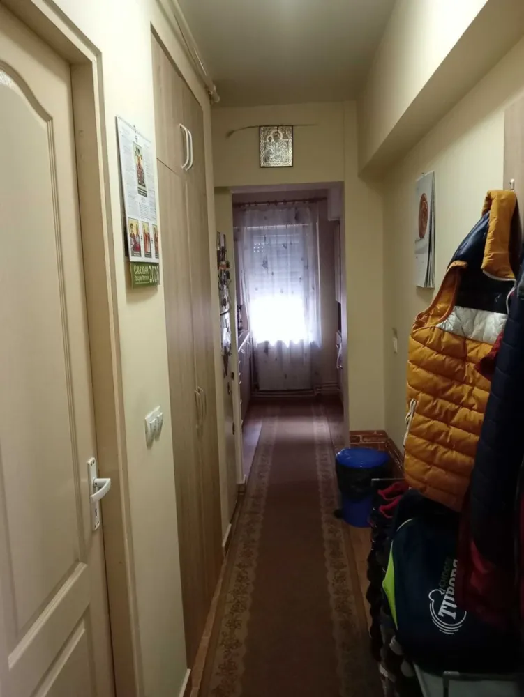 BRASADAS vinde ap 3 cam in Micro 16 la etajul 4/4. - Agentia Imobiliara BRASADAS vinde apartament cu 3 camere in Micro 16 M16 la etajul 4 din 4. Apartamentul are 2 bai, 1 debara, centrala termica, aer condiționat în fiecare cameră. Este situat in zonă liniștită și are în apropiere școli , grădiniță , magazine , piața , stație de autobuz. www.brasadas.com
