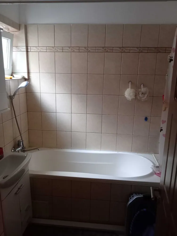 BRASADAS vinde ap 3 cam in Micro 16 la etajul 4/4. - Agentia Imobiliara BRASADAS vinde apartament cu 3 camere in Micro 16 M16 la etajul 4 din 4. Apartamentul are 2 bai, 1 debara, centrala termica, aer condiționat în fiecare cameră. Este situat in zonă liniștită și are în apropiere școli , grădiniță , magazine , piața , stație de autobuz. www.brasadas.com