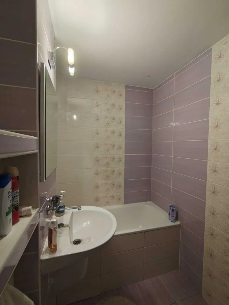 BRASADAS vinde ap 4 cam 82mp la etajul 1 in Micro 16. - Apartament decomandat, semiutilat, situat la etajul 1 din 4 (nu este de colt). Compus din: hol intrare, living spatios, 2 balcoane deschise, 3 dormitoare, hol intermediar, 2 bai si bucătărie complet utilată, cu electrocasnice funcționale și spațiu de depozitare generos. • Suprafata utila 82 mp • Suprafata construita 117 mp • Izolat exterior • Instalatii electrice si sanitare schimbate la momentul renovarii • Loc de parcare rezervat in fata blocului • Finisaje: gresie, faianta, parchet laminat, • Centrala proprie gaz, usi de intrerior schimbate, usa intrare metalica de siguranta • Geamuri termopane • Beci uscat pentru depozitare • Zona buna, pozitionat intr-o zona cu acces facil catre toate ariile de interes • Scara curata, acces interfon www.brasadas.com.