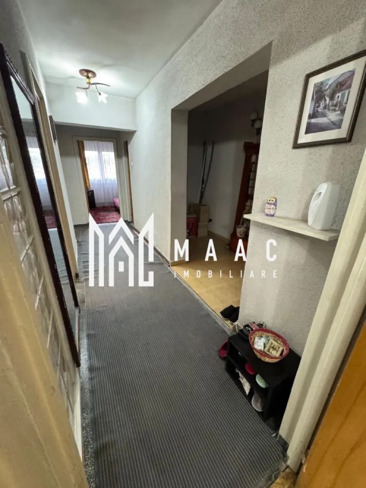 Inchiriez apartament 3 camere ultracentral - De închiriat! Apartament 3 camere, zona ultracentrală, lângă parcul Zăvoi. Este situat la etajul 2 din 10, cu sistem de încălzire automatizat, lift, 2 balcoane și 2 băi. Se închiriază pe o perioadă de un an, cu contract de închiriere și garanție. MAAC Imobiliare vă propune spre inchiriere un apartament cu 3 camere, ultracentral, aflat pe strada Splaiul Indepentei. Apartamentul are o suprafata de 70MP, si este situat la etajul2/10. Apartamentul este disponibil imediat si se poate inchiria in cel mai scurt timp. Pentru un comfort termic sporit a fost instalat gigacalorimetru Pret inchiriere 300 euro + 1 luna garanție. Apartamentul se inchiriaza pe o perioada minima de 1 an de zile cu contract inregistrat la Anaf. 📞 Pentru mai multe detalii și programarea unei vizionări, contactați echipa MAAC Imobiliare Râmnicu Vâlcea }}
