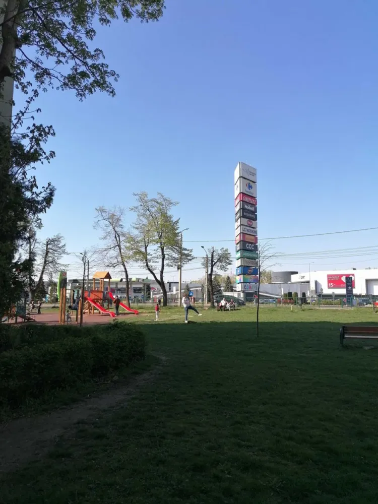 BRASADAS vinde ap 2 cam PARTER Careiului LIDL. - Agenția imobiliara BRASADAS vinde apartament cu 2 camere la PARTER cu suprafata utila de 52 mp. situat pe strada Careiului, vis-a-vis de LIDL. Bloc din cărămidă, izolație la exterior, jaluzele exterioare, beci, loc de parcare auto, instalațiile de apa, încălzire și electricitate sunt noi, izolație în pardoseala, gresie, parchet, ușa metalica, mobilier nou, aparatura electrocasnica noua, 2 televizoare. Www.brasadas.com.