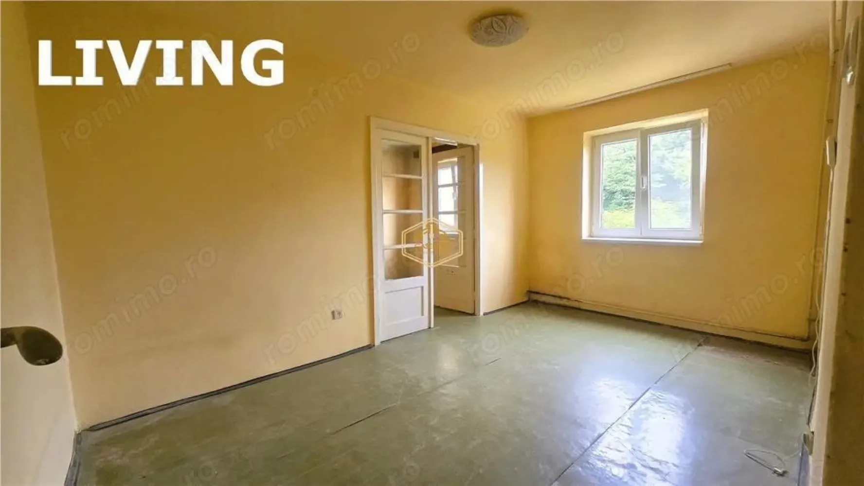 BRASADAS vinde ap 3 cam etajul 3/4 | Closca. - Agentia Imobiliara BRASADAS vinde apartament cu 3 camere situat la etajul 3 din 4. Blocul este din cărămidă, apartamentul are orientare sud-vestică, poziție de mijloc, o suprafață utilă de 40.30 mp și este împărțit astfel: hol de acces, debara nișă pentru mașina de spălat haine, bucătărie, living, 2 dormitoare și o baie. Este prevăzut cu ușa de acces metalică și geamuri termopane cu plasă de insecte. Zona în care este amplasat imobilul este una foarte bună, cu acces foarte facil către diverse magazine alimentare (Kaufland, Profi, Penny, Lidl), Piața Someș, parc, instituții de învățământ, farmacie, bancă și multe altele. Locuință de mijloc, cu costuri de întreținere reduse, alegerea ideală pentru cupluri, familii sau investitori inspirați. Proprietatea necesită lucrări de amenajare, aspect reflectat într-un preț atractiv și plin de potențial. Perfect atât pentru investiție (renovare și revânzare închiriere), cât și pentru locuință proprie, oferindu-ți libertatea de a-ți crea spațiul exact așa cum îți dorești. Www.brasadas.com.