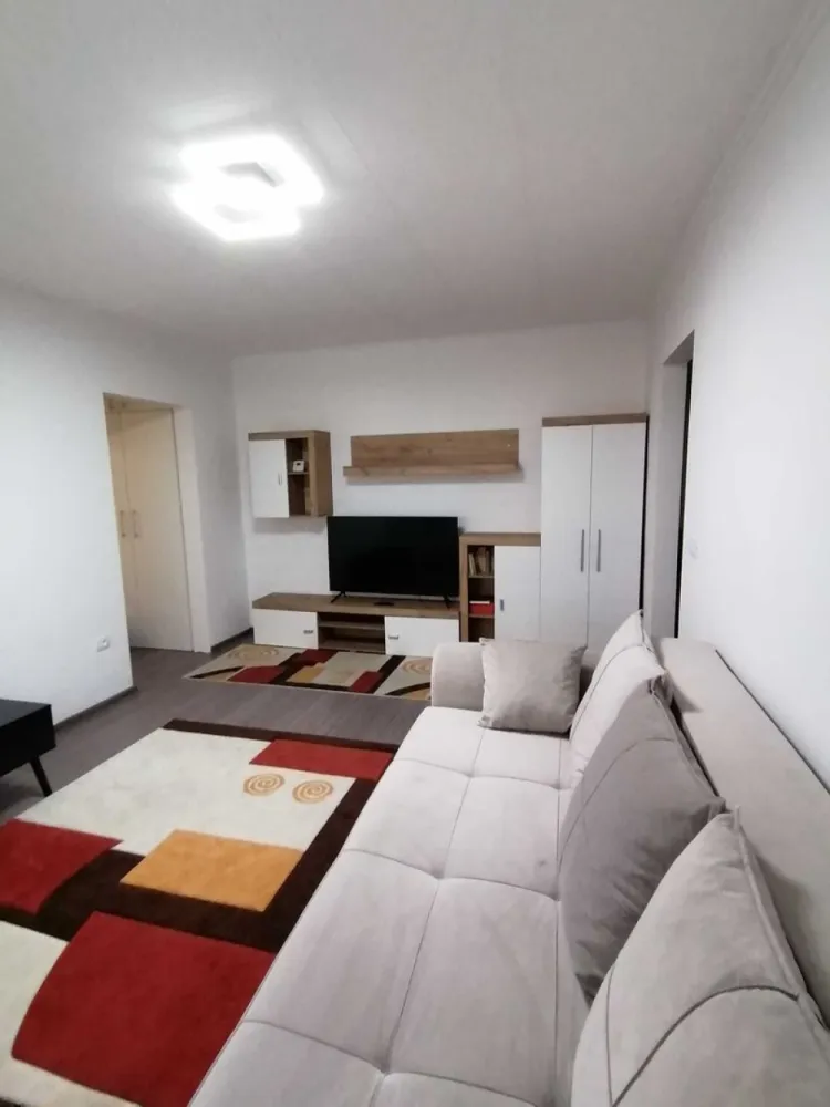 BRASADAS vinde ap 2 cam PARTER Careiului LIDL. - Agenția imobiliara BRASADAS vinde apartament cu 2 camere la PARTER cu suprafata utila de 52 mp. situat pe strada Careiului, vis-a-vis de LIDL. Bloc din cărămidă, izolație la exterior, jaluzele exterioare, beci, loc de parcare auto, instalațiile de apa, încălzire și electricitate sunt noi, izolație în pardoseala, gresie, parchet, ușa metalica, mobilier nou, aparatura electrocasnica noua, 2 televizoare. Www.brasadas.com.