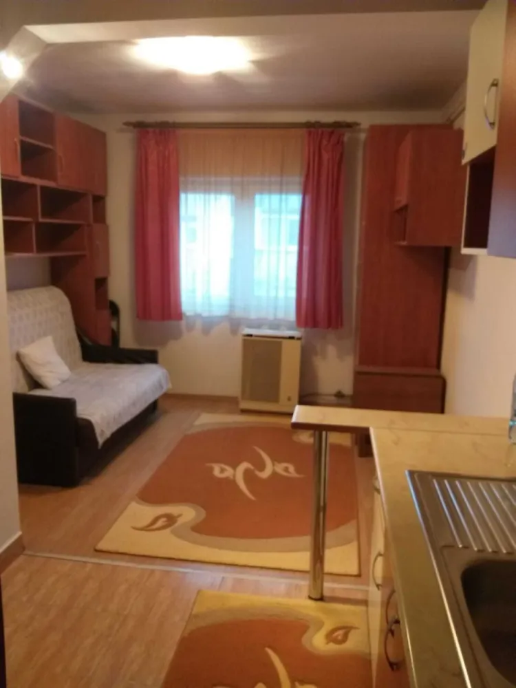 BRASADAS vinde garsoniera in Micro 16. - Agentia Imobiliara BRASADAS vinde garsonieră situată la etajul 4 din 4 (cu acoperiș în stare foarte bună), în zona Micro 16, Satu Mare. Locuința este ideală atât pentru locuit, cât și pentru investiție. Dotări și îmbunătățiri: Geam termopan Ușă baie termopan Ventilație la baie Încălzire cu convector Boiler pentru apă caldă Parchet laminat Gresie și faianță Ușă metalică la intrare Izolație interioară Garsoniera se vinde complet mobilată, gata pentru mutare imediată.
