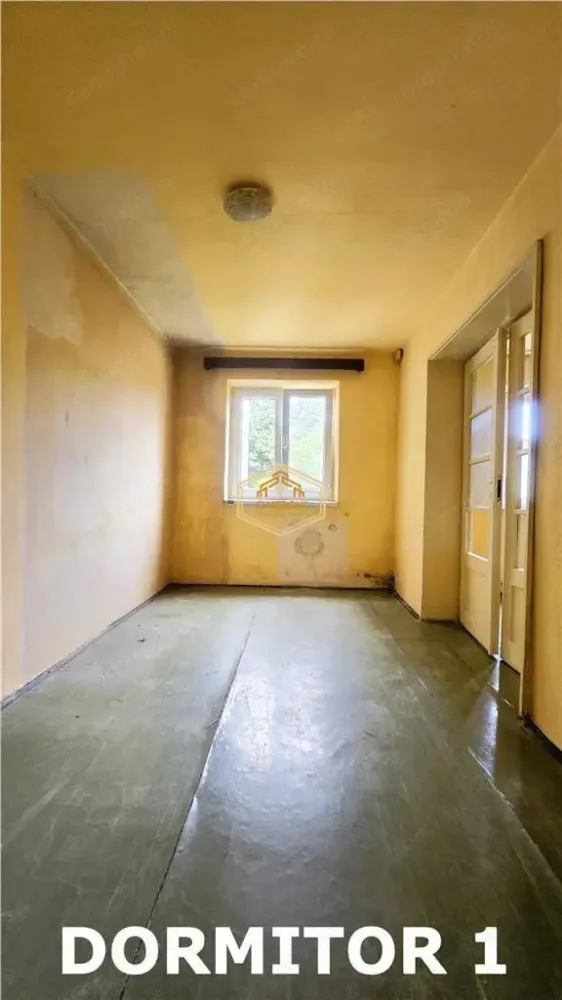 BRASADAS vinde ap 3 cam etajul 3/4 | Closca. - Agentia Imobiliara BRASADAS vinde apartament cu 3 camere situat la etajul 3 din 4. Blocul este din cărămidă, apartamentul are orientare sud-vestică, poziție de mijloc, o suprafață utilă de 40.30 mp și este împărțit astfel: hol de acces, debara nișă pentru mașina de spălat haine, bucătărie, living, 2 dormitoare și o baie. Este prevăzut cu ușa de acces metalică și geamuri termopane cu plasă de insecte. Zona în care este amplasat imobilul este una foarte bună, cu acces foarte facil către diverse magazine alimentare (Kaufland, Profi, Penny, Lidl), Piața Someș, parc, instituții de învățământ, farmacie, bancă și multe altele. Locuință de mijloc, cu costuri de întreținere reduse, alegerea ideală pentru cupluri, familii sau investitori inspirați. Proprietatea necesită lucrări de amenajare, aspect reflectat într-un preț atractiv și plin de potențial. Perfect atât pentru investiție (renovare și revânzare închiriere), cât și pentru locuință proprie, oferindu-ți libertatea de a-ți crea spațiul exact așa cum îți dorești. Www.brasadas.com.