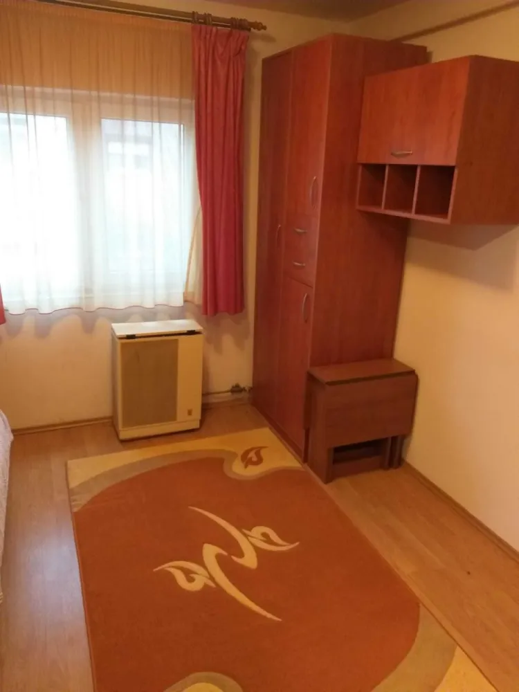 BRASADAS vinde garsoniera in Micro 16. - Agentia Imobiliara BRASADAS vinde garsonieră situată la etajul 4 din 4 (cu acoperiș în stare foarte bună), în zona Micro 16, Satu Mare. Locuința este ideală atât pentru locuit, cât și pentru investiție. Dotări și îmbunătățiri: Geam termopan Ușă baie termopan Ventilație la baie Încălzire cu convector Boiler pentru apă caldă Parchet laminat Gresie și faianță Ușă metalică la intrare Izolație interioară Garsoniera se vinde complet mobilată, gata pentru mutare imediată.
