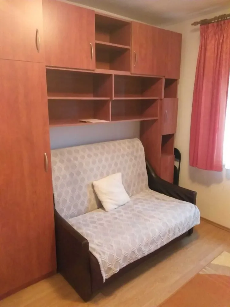 BRASADAS vinde garsoniera in Micro 16. - Agentia Imobiliara BRASADAS vinde garsonieră situată la etajul 4 din 4 (cu acoperiș în stare foarte bună), în zona Micro 16, Satu Mare. Locuința este ideală atât pentru locuit, cât și pentru investiție. Dotări și îmbunătățiri: Geam termopan Ușă baie termopan Ventilație la baie Încălzire cu convector Boiler pentru apă caldă Parchet laminat Gresie și faianță Ușă metalică la intrare Izolație interioară Garsoniera se vinde complet mobilată, gata pentru mutare imediată.