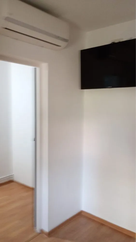 BRASADAS vinde/inchiriaza ap 2 cam la PARTER in Crpati 1. - Agentia Imobiliara BRASADAS vinde apartament 2 camere, situat în zona Carpati 1. Apartamentul situat la parter, are o suprafață de 36 mp și este compartimentat astfel: hol, bucatarie, living, camera si baie. Apartamentul are centrală proprie, geamuri termopan, ușă metalică, aer condiționat, este proaspta zugravit etc. Acesta este amplasat într-o zonă liniștită cu acces facil către: magazine, scoala, gradinita, transport in comun, biserica, farmacii si parcuri. Apartamentul poate fi de asemenea folosit ca spatiu comercial fiind la parter. Www.brasadas.com.