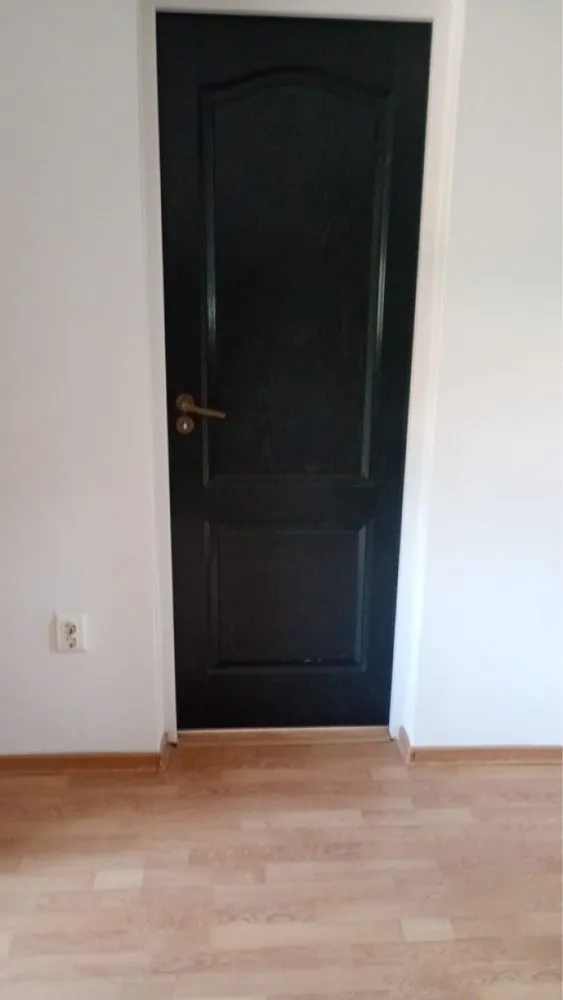 BRASADAS vinde/inchiriaza ap 2 cam la PARTER in Crpati 1. - Agentia Imobiliara BRASADAS vinde apartament 2 camere, situat în zona Carpati 1. Apartamentul situat la parter, are o suprafață de 36 mp și este compartimentat astfel: hol, bucatarie, living, camera si baie. Apartamentul are centrală proprie, geamuri termopan, ușă metalică, aer condiționat, este proaspta zugravit etc. Acesta este amplasat într-o zonă liniștită cu acces facil către: magazine, scoala, gradinita, transport in comun, biserica, farmacii si parcuri. Apartamentul poate fi de asemenea folosit ca spatiu comercial fiind la parter. Www.brasadas.com.