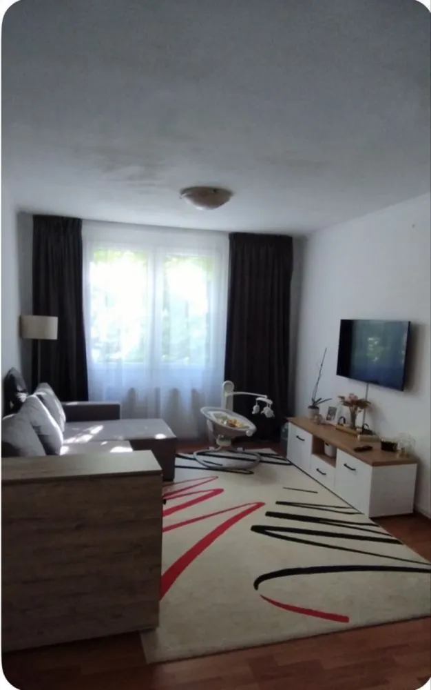 BRASADAS vinde ap 3 cam etaj 1/4 in Carpati 1. - Agentia Imobiliara BRASADAS vinde apartament cu 3 camere, situat la etajul 1. Apartamentul are o suprafață de 58 mp și este decomandat, oferind intimitate și confort. Finisajele sunt contemporane, iar lumina naturală pătrunde ușor prin feronerie. Podeaua din lemn adaugă un plus de căldură și eleganță. Locația este urbană și bine conectată. În apropiere găsești: Scoala Octavian Goga Gradinita nr11 Lidl Kaufland in curand Restaurante Pizzeri Accesul la transportul în comun este facil, având stații de autobuz aproape. Www.brasadas.com.