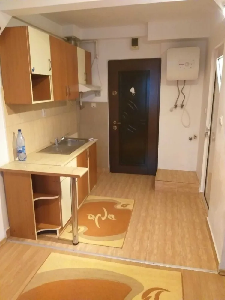 BRASADAS vinde garsoniera in Micro 16. - Agentia Imobiliara BRASADAS vinde garsonieră situată la etajul 4 din 4 (cu acoperiș în stare foarte bună), în zona Micro 16, Satu Mare. Locuința este ideală atât pentru locuit, cât și pentru investiție. Dotări și îmbunătățiri: Geam termopan Ușă baie termopan Ventilație la baie Încălzire cu convector Boiler pentru apă caldă Parchet laminat Gresie și faianță Ușă metalică la intrare Izolație interioară Garsoniera se vinde complet mobilată, gata pentru mutare imediată.