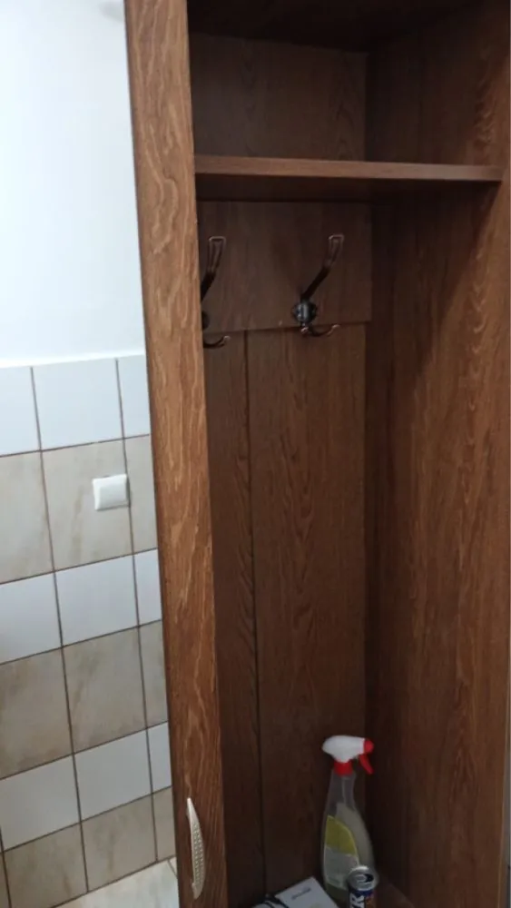 BRASADAS vinde/inchiriaza ap 2 cam la PARTER in Crpati 1. - Agentia Imobiliara BRASADAS vinde apartament 2 camere, situat în zona Carpati 1. Apartamentul situat la parter, are o suprafață de 36 mp și este compartimentat astfel: hol, bucatarie, living, camera si baie. Apartamentul are centrală proprie, geamuri termopan, ușă metalică, aer condiționat, este proaspta zugravit etc. Acesta este amplasat într-o zonă liniștită cu acces facil către: magazine, scoala, gradinita, transport in comun, biserica, farmacii si parcuri. Apartamentul poate fi de asemenea folosit ca spatiu comercial fiind la parter. Www.brasadas.com.