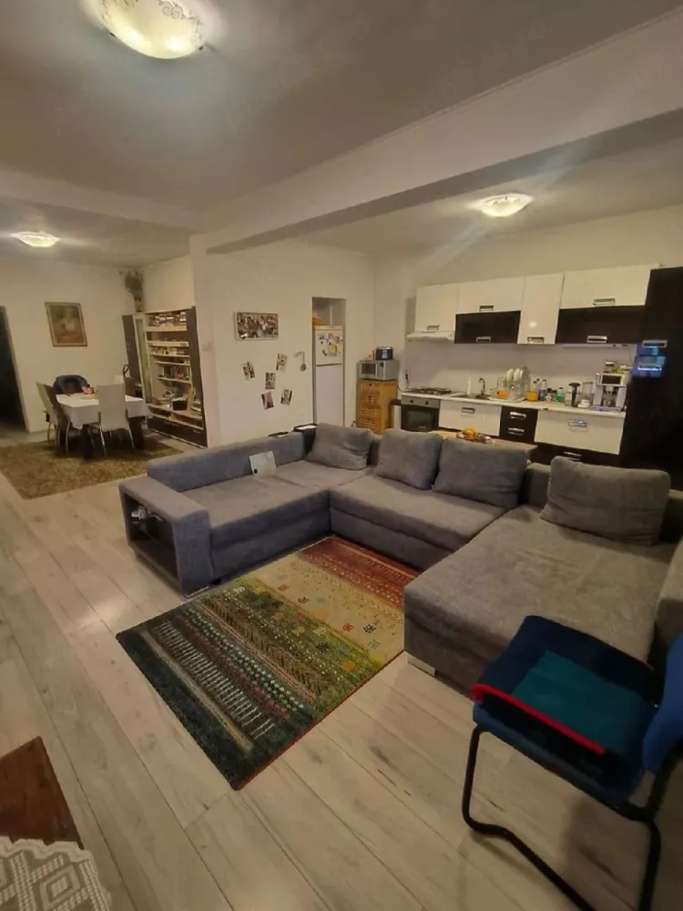 BRASADAS vinde apartament CENTRAL cu 4 camere la etajul 2. - Agentia Imobiliara BRASADAS vinde un apartament comod și funcțional, 114 mp construiți, concepție modernă, finisat, în centrul orașului, pe o străduță liniștită, cu 3 dormitoare (una din ele la galerie), living+dining+bucătărie open space de dimensiuni mari, 3 balcoane, o baie cu duș walk in+o baie de serviciu, parte de curte, garaj, beci separat+comun pentru depozitare. Proiect de reabilitare pentru bloc aprobat. Dotat cu centrală proprie, 2 aparate de aer condiționat. Se vinde parțial mobilat sau nemobilat după preferințe. Se poate achiziționa și cu credit ipotecar. www.brasadas.com.