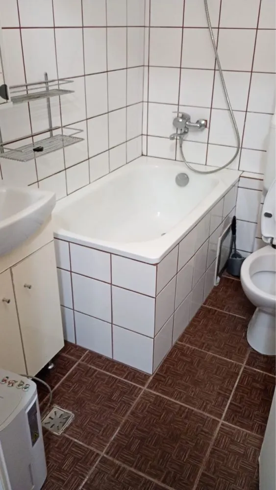 BRASADAS vinde/inchiriaza ap 2 cam la PARTER in Crpati 1. - Agentia Imobiliara BRASADAS vinde apartament 2 camere, situat în zona Carpati 1. Apartamentul situat la parter, are o suprafață de 36 mp și este compartimentat astfel: hol, bucatarie, living, camera si baie. Apartamentul are centrală proprie, geamuri termopan, ușă metalică, aer condiționat, este proaspta zugravit etc. Acesta este amplasat într-o zonă liniștită cu acces facil către: magazine, scoala, gradinita, transport in comun, biserica, farmacii si parcuri. Apartamentul poate fi de asemenea folosit ca spatiu comercial fiind la parter. Www.brasadas.com.