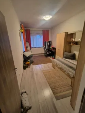 BRASADAS vinde apartament CENTRAL cu 4 camere la etajul 2.