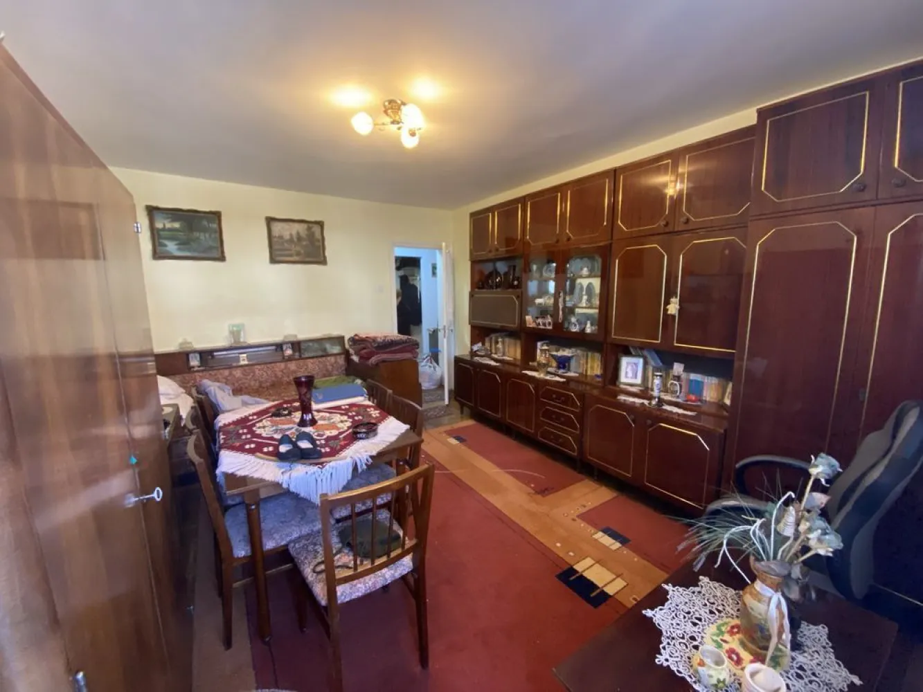 BRASADAS vinde ap 2 cam etaj 1 zona CENTRALA cu garaj. - Agentia Imobiliara BRASADAS vinde apartament in zona CENTRALA cu doua camere decomandate, cu centrala proprie, baie, bucatarie, hol, balcon si camara separata, beci si garaj. Apartamentul necesita renovare moderata. Se accepta si schimb cu apartament 3 camere. Www.brasadas.com.