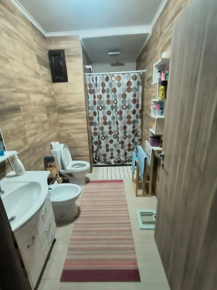 BRASADAS vinde apartament CENTRAL cu 4 camere la etajul 2. - Agentia Imobiliara BRASADAS vinde un apartament comod și funcțional, 114 mp construiți, concepție modernă, finisat, în centrul orașului, pe o străduță liniștită, cu 3 dormitoare (una din ele la galerie), living+dining+bucătărie open space de dimensiuni mari, 3 balcoane, o baie cu duș walk in+o baie de serviciu, parte de curte, garaj, beci separat+comun pentru depozitare. Proiect de reabilitare pentru bloc aprobat. Dotat cu centrală proprie, 2 aparate de aer condiționat. Se vinde parțial mobilat sau nemobilat după preferințe. Se poate achiziționa și cu credit ipotecar. www.brasadas.com.