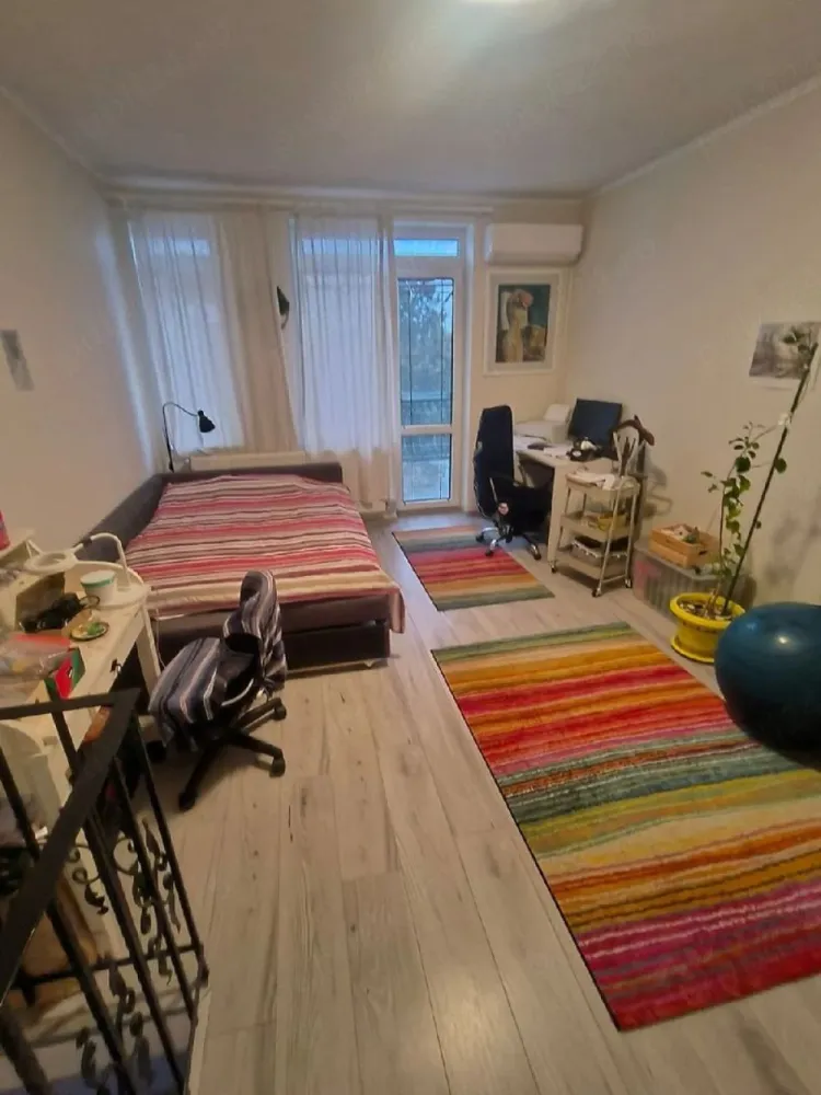 BRASADAS vinde apartament CENTRAL cu 4 camere la etajul 2. - Agentia Imobiliara BRASADAS vinde un apartament comod și funcțional, 114 mp construiți, concepție modernă, finisat, în centrul orașului, pe o străduță liniștită, cu 3 dormitoare (una din ele la galerie), living+dining+bucătărie open space de dimensiuni mari, 3 balcoane, o baie cu duș walk in+o baie de serviciu, parte de curte, garaj, beci separat+comun pentru depozitare. Proiect de reabilitare pentru bloc aprobat. Dotat cu centrală proprie, 2 aparate de aer condiționat. Se vinde parțial mobilat sau nemobilat după preferințe. Se poate achiziționa și cu credit ipotecar. www.brasadas.com.