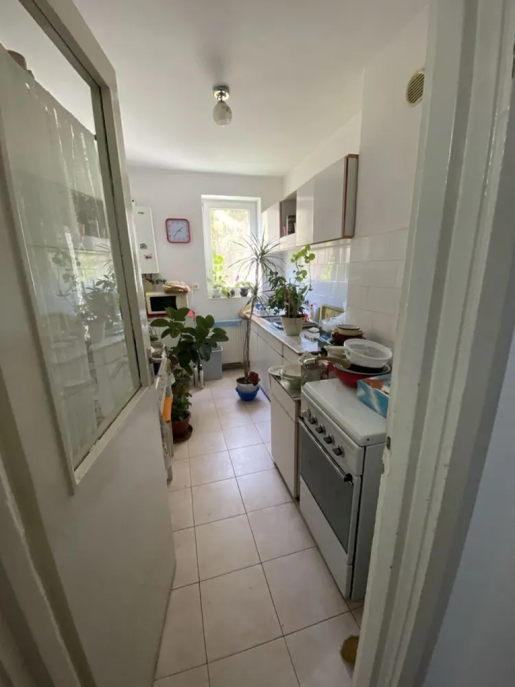 BRASADAS vinde ap 2 cam etaj 1 zona CENTRALA cu garaj. - Agentia Imobiliara BRASADAS vinde apartament in zona CENTRALA cu doua camere decomandate, cu centrala proprie, baie, bucatarie, hol, balcon si camara separata, beci si garaj. Apartamentul necesita renovare moderata. Se accepta si schimb cu apartament 3 camere. Www.brasadas.com.