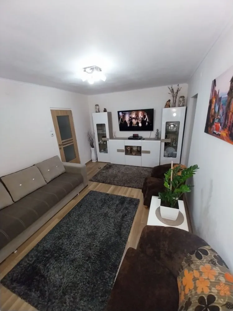 BRASADAS vinde ap 2 cam et.1/4 mobilat utilat cu garaj. - Agentia Imobiliara BRASADAS vinde apartament cu doua camere, mobilat, utilat, din caramida, la etajul 1/4 aproape de LIDL Careiului. Bloc din caramida. Termopane, jaluzele exterioare, beci mare uscat cu geam. Balcon mare modificat protejat de ploaie. Garaj autorizat in fata blocului. La 5 minute pe jos mag.Lidl, Mall,piata somes, spitalul judetean. Www.brasadas.com.