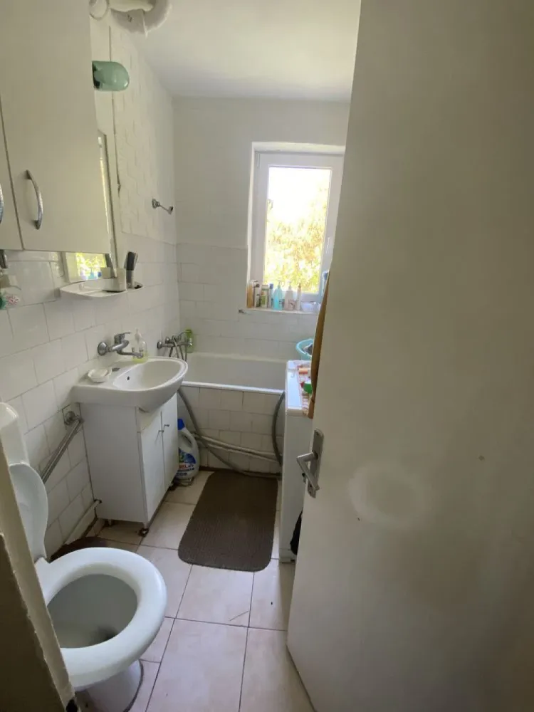 BRASADAS vinde ap 2 cam etaj 1 zona CENTRALA cu garaj. - Agentia Imobiliara BRASADAS vinde apartament in zona CENTRALA cu doua camere decomandate, cu centrala proprie, baie, bucatarie, hol, balcon si camara separata, beci si garaj. Apartamentul necesita renovare moderata. Se accepta si schimb cu apartament 3 camere. Www.brasadas.com.