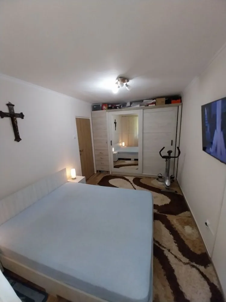 BRASADAS vinde ap 2 cam et.1/4 mobilat utilat cu garaj. - Agentia Imobiliara BRASADAS vinde apartament cu doua camere, mobilat, utilat, din caramida, la etajul 1/4 aproape de LIDL Careiului. Bloc din caramida. Termopane, jaluzele exterioare, beci mare uscat cu geam. Balcon mare modificat protejat de ploaie. Garaj autorizat in fata blocului. La 5 minute pe jos mag.Lidl, Mall,piata somes, spitalul judetean. Www.brasadas.com.