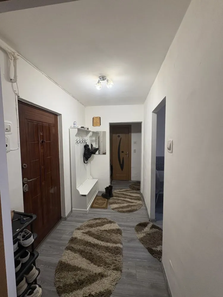 Apartament cu 2 camere - Aparatament de vanzare, cu : - 2 camere - o baie - bucatarie - 2 balcoane - beci Apartamentul este situat in Carpati 2 , la etajul 1 Pentru mai multe detalii sunati la 07******41