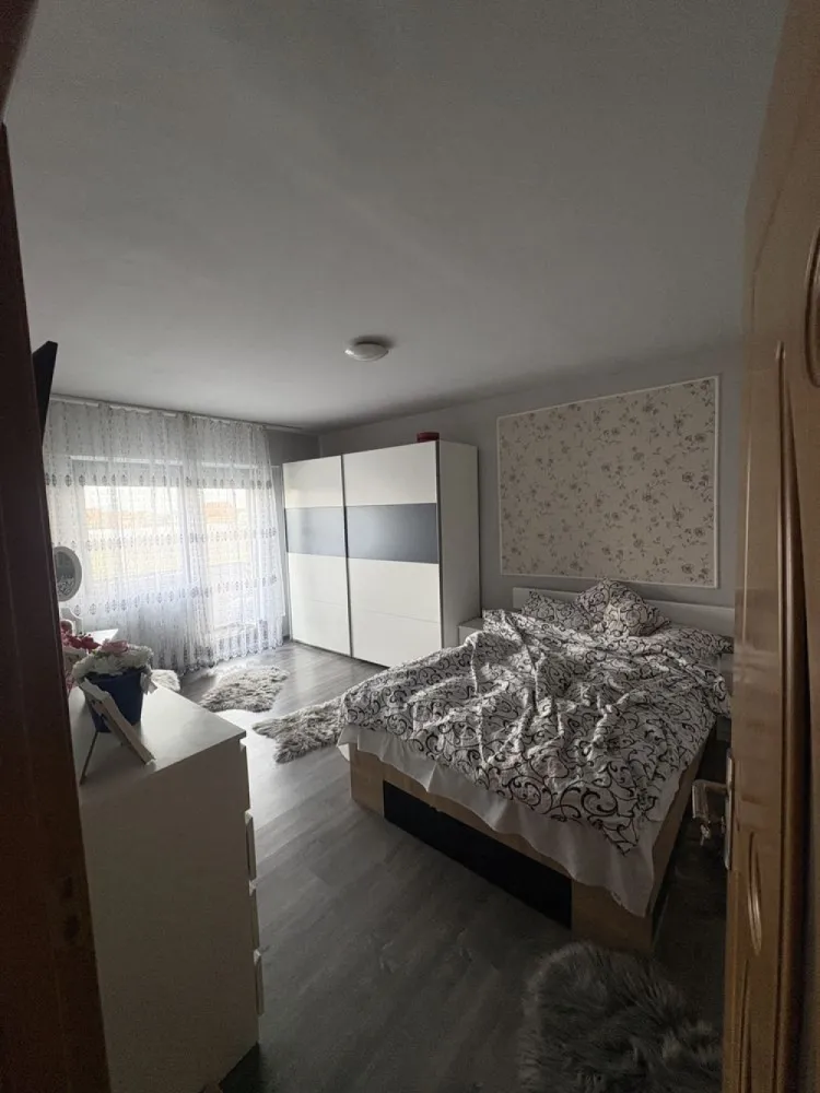 Apartament cu 2 camere - Aparatament de vanzare, cu : - 2 camere - o baie - bucatarie - 2 balcoane - beci Apartamentul este situat in Carpati 2 , la etajul 1 Pentru mai multe detalii sunati la 07******41