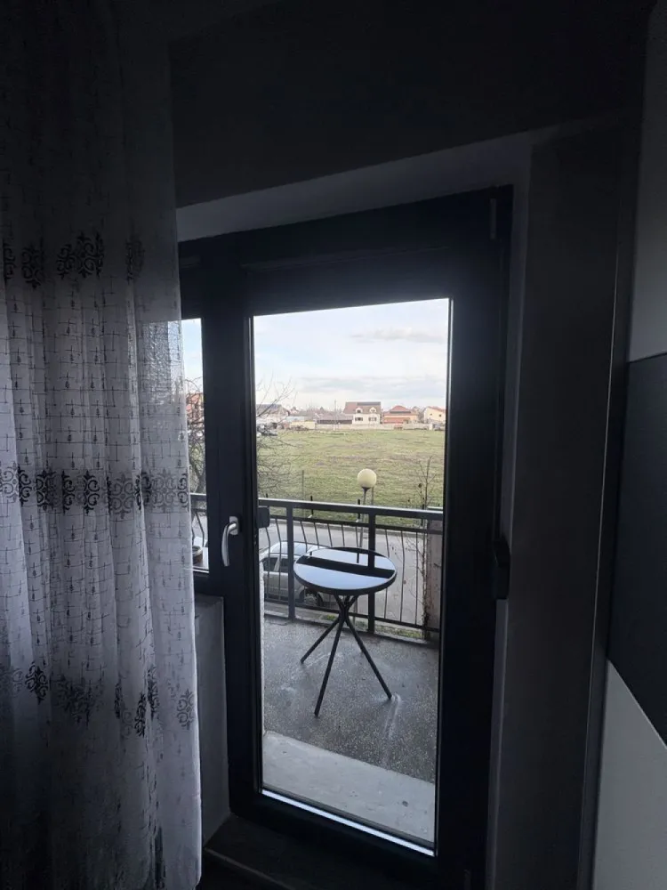 Apartament cu 2 camere - Aparatament de vanzare, cu : - 2 camere - o baie - bucatarie - 2 balcoane - beci Apartamentul este situat in Carpati 2 , la etajul 1 Pentru mai multe detalii sunati la 07******41