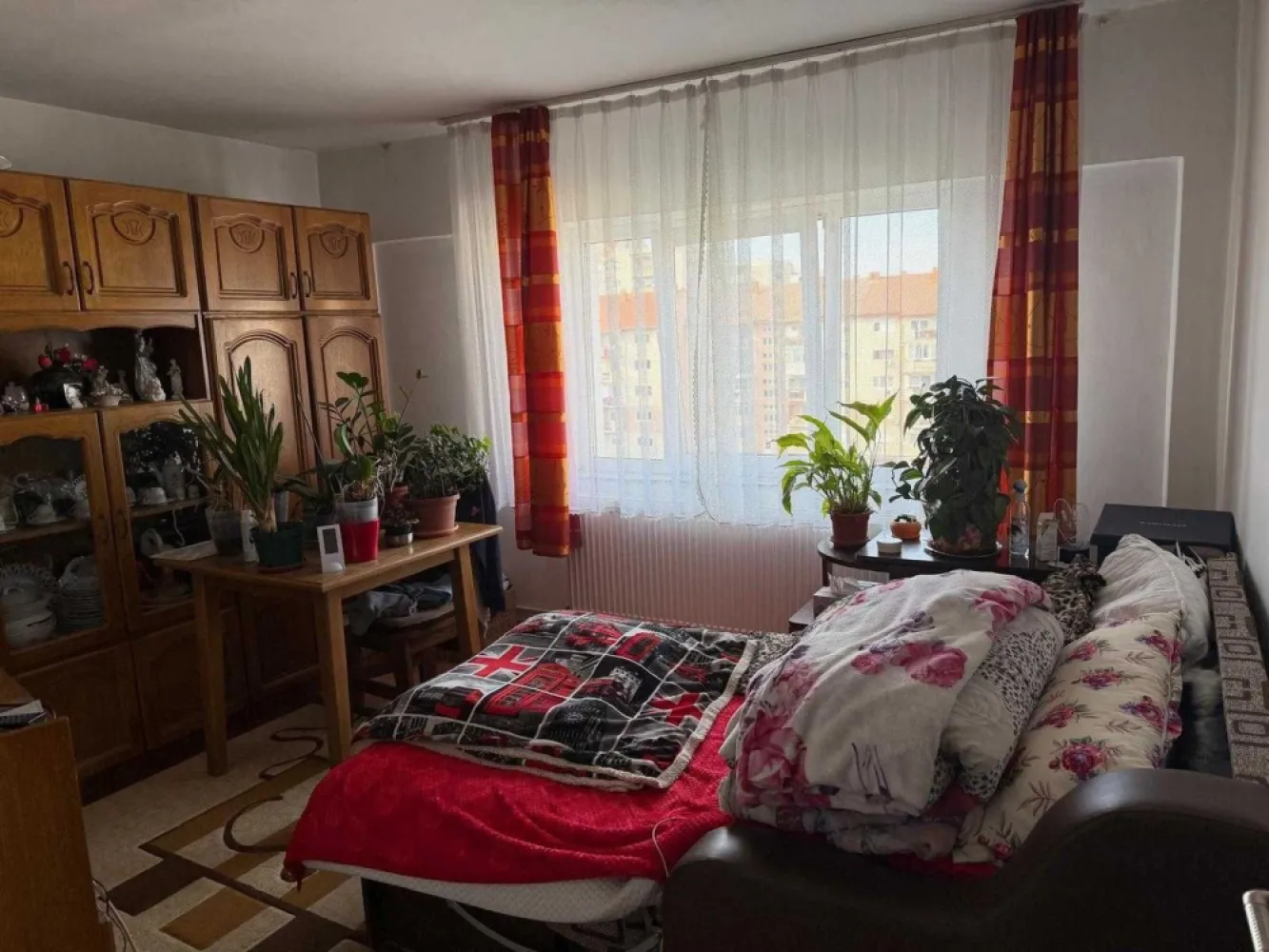 BRASADAS vinde ap 2 cam 58mp Carpați 2 etaj 4/4. - Agentia Imobiliara BRASADAS vinde apartament cu 2 Camere – Zona Carpați II (Satu Mare). ​Suprafață: 58 mp. ​ACOPERIȘ NOU, refăcut recent (fără griji pentru infiltrații). ​Compartimentare: 2 camere luminoase, bucătărie utilată, baie modernă și hol de acces. ​Dispune de 2 balcoane, ideale pentru relaxare sau depozitare. ​Loc de parcare: Inclus, situat într-o zonă liniștită a cartierului. ​Confort termic: Centrală proprie pe gaz și ferestre termopan de calitate. ​Mobilat și utilat: Apartamentul este gata de mutare, fiind întreținut cu grijă (conform fotografiilor). ​Baie modernizată: Finisaje contemporane, cabină de duș tip "walk-in" și mobilier de baie inclus. ​Localizare: Zonă verde, liniștită, ferită de zgomotul arterelor principale, dar cu acces rapid la toate facilitățile. ​Această proprietate este ideală pentru cei care caută un cămin liniștit, bine compartimentat și cu toate utilitățile incluse. Www.brasadas.com.