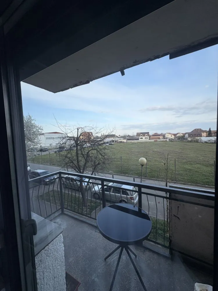 Apartament cu 2 camere - Aparatament de vanzare, cu : - 2 camere - o baie - bucatarie - 2 balcoane - beci Apartamentul este situat in Carpati 2 , la etajul 1 Pentru mai multe detalii sunati la 07******41