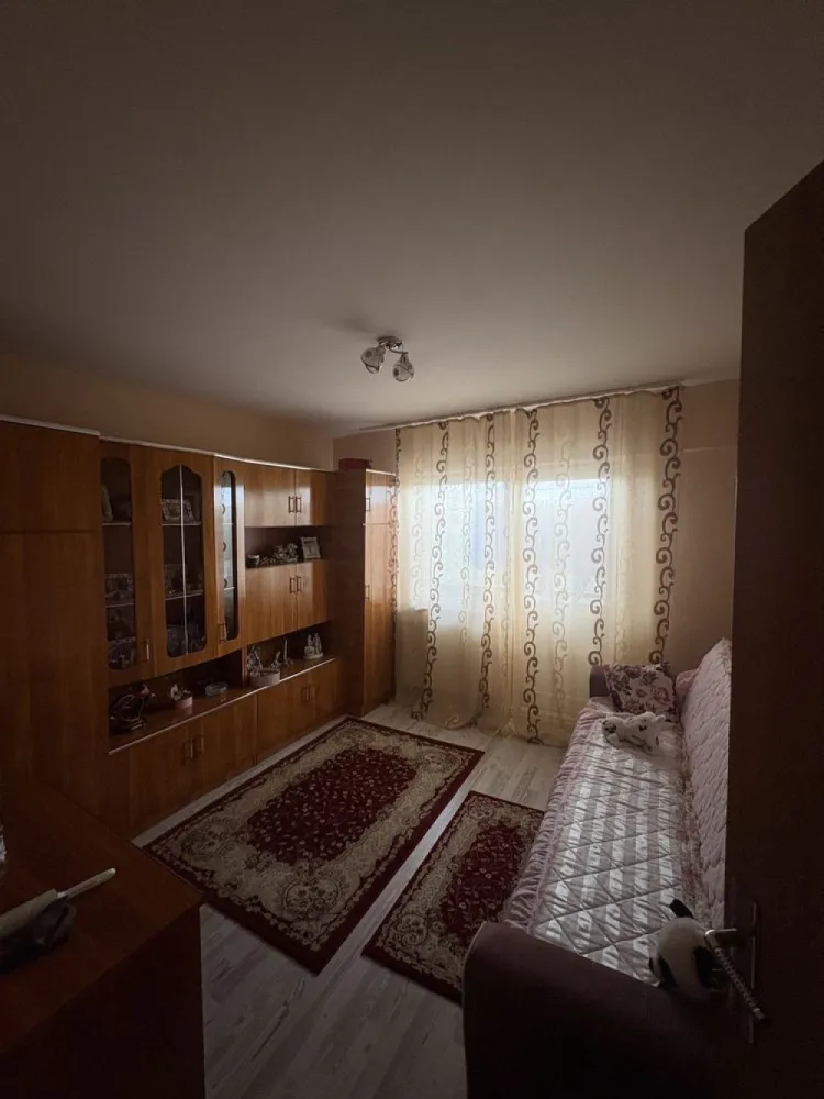 Apartament cu 2 camere - Aparatament de vanzare, cu : - 2 camere - o baie - bucatarie - 2 balcoane - beci Apartamentul este situat in Carpati 2 , la etajul 1 Pentru mai multe detalii sunati la 07******41