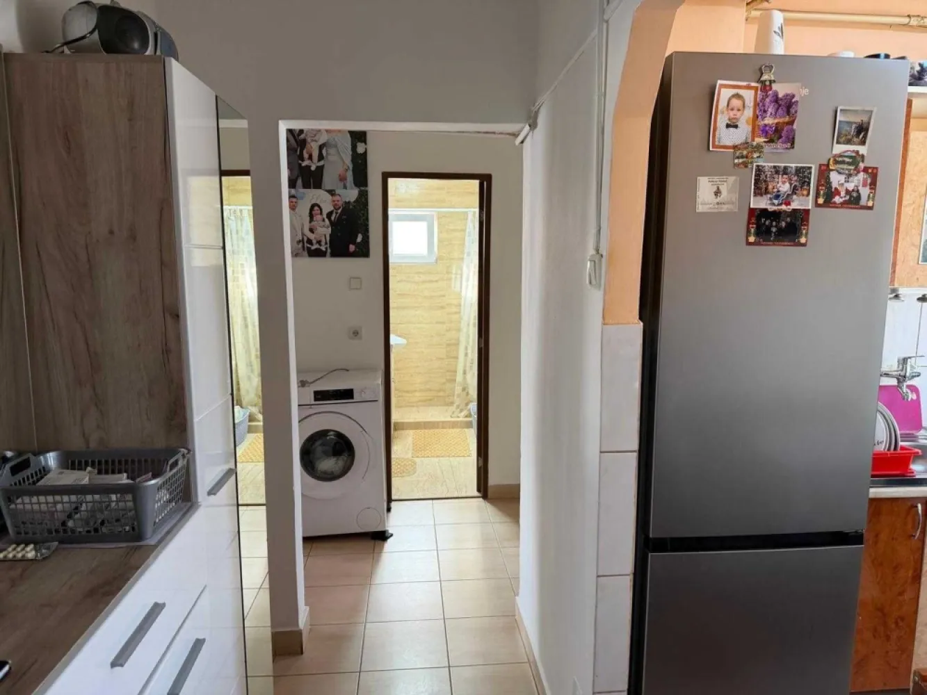 BRASADAS vinde ap 2 cam 58mp Carpați 2 etaj 4/4. - Agentia Imobiliara BRASADAS vinde apartament cu 2 Camere – Zona Carpați II (Satu Mare). ​Suprafață: 58 mp. ​ACOPERIȘ NOU, refăcut recent (fără griji pentru infiltrații). ​Compartimentare: 2 camere luminoase, bucătărie utilată, baie modernă și hol de acces. ​Dispune de 2 balcoane, ideale pentru relaxare sau depozitare. ​Loc de parcare: Inclus, situat într-o zonă liniștită a cartierului. ​Confort termic: Centrală proprie pe gaz și ferestre termopan de calitate. ​Mobilat și utilat: Apartamentul este gata de mutare, fiind întreținut cu grijă (conform fotografiilor). ​Baie modernizată: Finisaje contemporane, cabină de duș tip "walk-in" și mobilier de baie inclus. ​Localizare: Zonă verde, liniștită, ferită de zgomotul arterelor principale, dar cu acces rapid la toate facilitățile. ​Această proprietate este ideală pentru cei care caută un cămin liniștit, bine compartimentat și cu toate utilitățile incluse. Www.brasadas.com.