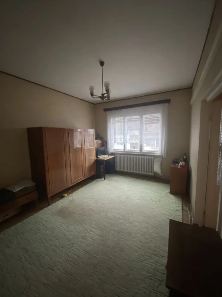 Apartament cu 3 camere si garaj, zona centrala. - Agentia Imobiliara BRASADAS vinde un apartament cu 3 camere decomandat, într-o asociație de 8 apartamente in zona centrală. Proprietatea este amplasată la etajul 3/3 cu acoperis și o suprafață de 76mp utili. Apartmentul este compus din: -3 camere decomandate -1 bucătărie cu ieșire pe balcon -1 baie -1 debara -1 cămară -2 balcoane - garaj în curte - 1/8cota parte din pod și curte - uscător (cu 1/2 etaj mai sus) - boxa în beci - un mic loc de depozitare în curte Apartamentul este din cărămidă, are un design clasic, necesită renovare și modernizre. Proprietatea se vinde așa cum se vede în poze. Imobilul este situat într-o zona centrala cu acces la toate punctele de interes public. Www.brasadas.com.