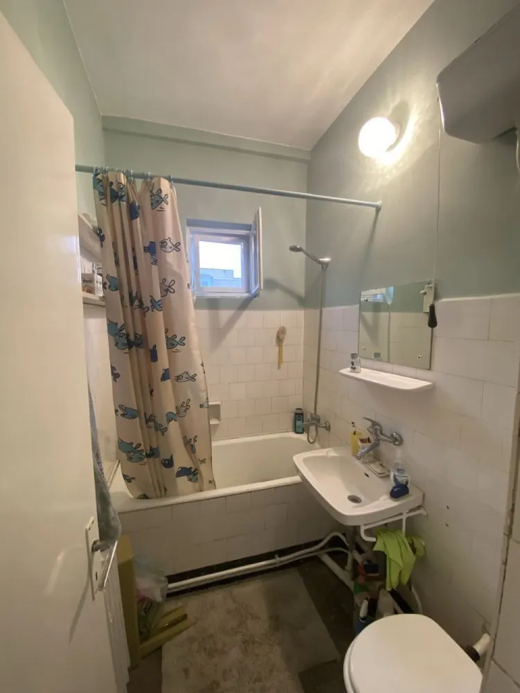 Apartament cu 3 camere si garaj, zona centrala. - Agentia Imobiliara BRASADAS vinde un apartament cu 3 camere decomandat, într-o asociație de 8 apartamente in zona centrală. Proprietatea este amplasată la etajul 3/3 cu acoperis și o suprafață de 76mp utili. Apartmentul este compus din: -3 camere decomandate -1 bucătărie cu ieșire pe balcon -1 baie -1 debara -1 cămară -2 balcoane - garaj în curte - 1/8cota parte din pod și curte - uscător (cu 1/2 etaj mai sus) - boxa în beci - un mic loc de depozitare în curte Apartamentul este din cărămidă, are un design clasic, necesită renovare și modernizre. Proprietatea se vinde așa cum se vede în poze. Imobilul este situat într-o zona centrala cu acces la toate punctele de interes public. Www.brasadas.com.