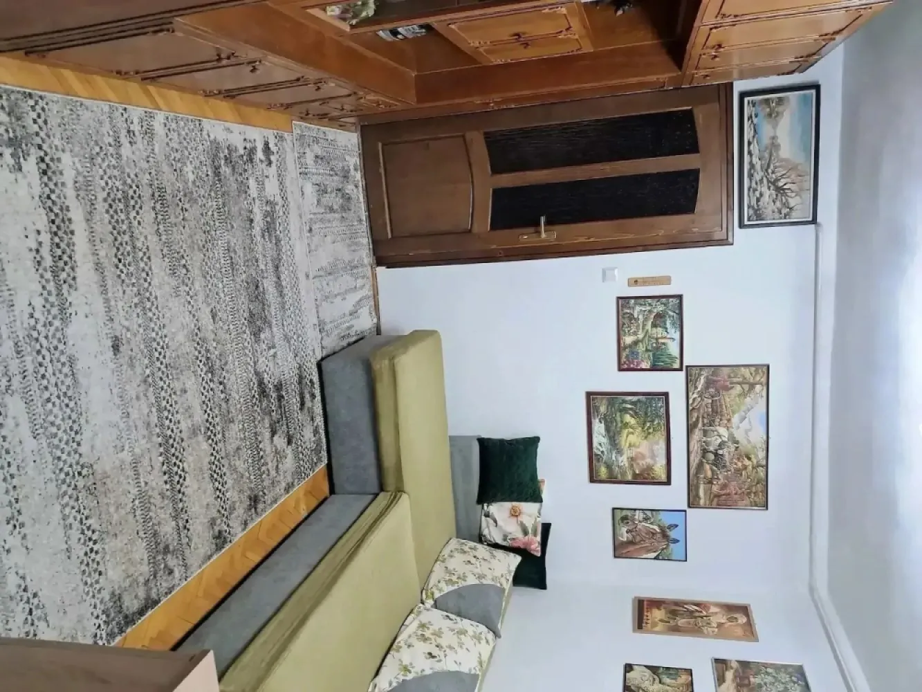 Garzoniera de vanzare - Se ofera spre vanzare o garzoniera situata pe Ostrovului bl.14 . Imobilul este amplasat la etajul 1 din 4 intr-un bloc cu scara inchisa si acces in scara cu cip. tel. zero sapte patru sapte patru opt doi noua sapte noua.
