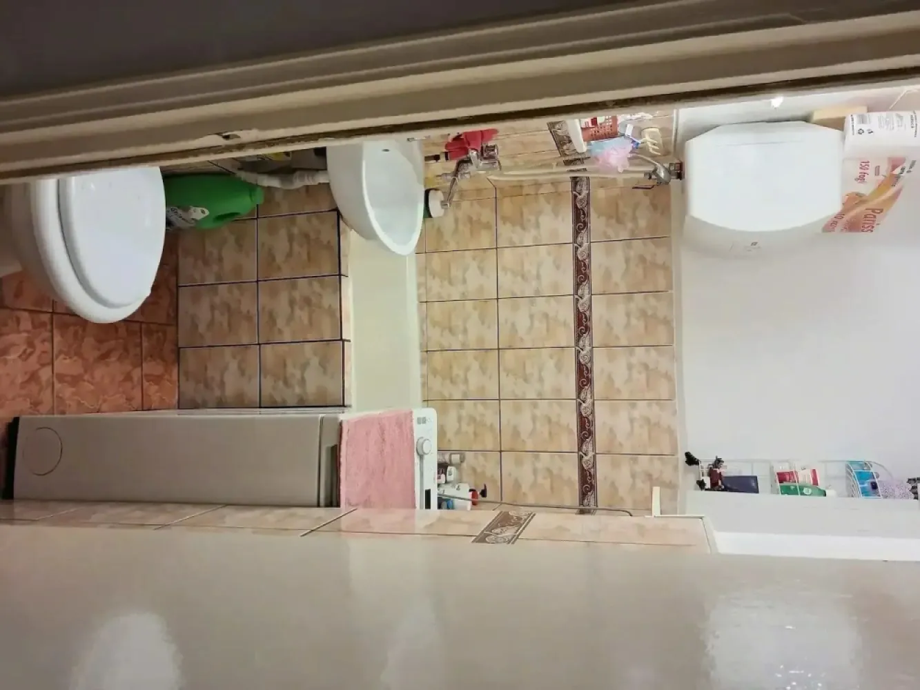Garzoniera de vanzare - Se ofera spre vanzare o garzoniera situata pe Ostrovului bl.14 . Imobilul este amplasat la etajul 1 din 4 intr-un bloc cu scara inchisa si acces in scara cu cip. tel. zero sapte patru sapte patru opt doi noua sapte noua.