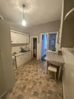 Apartament cu 3 camere si garaj, zona centrala.