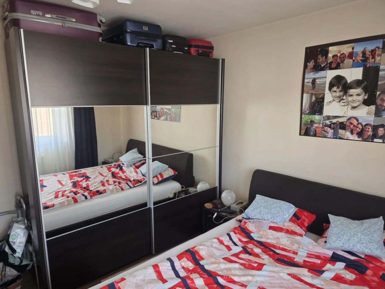 Apartament 2 Camere Carpați 2 - Agentia Imobiliara BRASADAS vinde apartament RENOVAT cu 2 camere la etaj 4/4 cu suprafata utila de 60mp. Apartamentul este DECOMANDAT, are 2 balcoane, beci de 15 mp. si loc parcare. Se vinde complet mobilat si utilat sau gol. Www.brasadas.com.