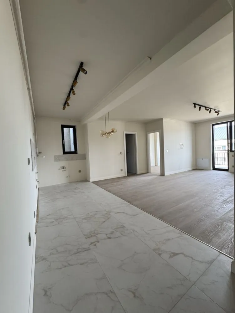 BRASADAS vinde ap 2 cam Central Loc de Parcare Bloc nou - Agentia Imobiliara BRASADAS vinde apartaent modern cu doua camere într-un bloc nou, construit după standarde moderne de siguranță și eficiență. Locuința este amplasată la etajul 4 din 5, oferind o priveliște plăcută asupra împrejurimilor și multă lumină naturală. Apartamentul are o suprafață utilă totală de 55 mp și este compartimentat eficient, astfel încât fiecare spațiu să fie valorificat la maximum. Zona de zi este concepută într-un concept open-space împreună cu bucătăria, creând un spațiu luminos și primitor, ideal pentru relaxare sau pentru petrecerea timpului cu familia și prietenii. Din living există acces direct către o terasă de aproximativ 5 mp, placată cu gresie, perfectă pentru momentele de relaxare în aer liber. Atât livingul, cât și dormitorul au acces direct pe această terasă, oferind lumină naturală și un spațiu exterior plăcut. Dormitorul este generos și dispune de o zonă dedicată de dressing, oferind spațiu suplimentar pentru depozitare. Baia este prevăzută cu geam pentru aerisire naturală și este complet utilată cu gresie, faianță, cadă și vas de toaletă. Apartamentul se predă complet finisat, fiind dotat cu ușă de acces metalică, ferestre termopan cu trei sticle pentru o izolare termică și fonică superioară, uși interioare din lemn și sistem de încălzire în pardoseală pentru un confort sporit. În zona bucătăriei sunt montate gresie și faianță, în living și dormitor este instalat parchet special pentru încălzirea în pardoseală, iar baia este complet finisată. De asemenea, locuința este echipată cu întrerupătoare, prize, corpuri de iluminat și este complet zugrăvită. Un avantaj important al acestui apartament este faptul că se vinde împreună cu un proiect personalizat de design interior, care te scapă de griji și îți oferă o viziune clară asupra amenajării, economisind timp și resurse în procesul de mobilare și decorare. Imobilul este construit pe fundație din beton armat, cu stâlpi de susținere din beton armat, iar pereții de compartimentare ai apartamentului sunt realizați din cărămidă și izolați corespunzător, completând structura solidă a clădirii cu elemente decorative moderne. Curtea blocului este complet împrejmuită, accesul fiind securizat printr-o poartă mecanizată. Zona exterioară este pavată, iar accesul în casa scării se face prin ușă termopan. Casa scării este finisată cu gresie ceramică, balustrada este metalică, iar clădirea este dotată cu lift, pentru un plus de confort. Apartamentul beneficiază și de un loc de parcare. Poziționarea este una deosebit de avantajoasă, imobilul fiind situat la câțiva pași de Kaufland, Media Galaxy, școli, grădinițe, stații de autobuz și taxi. De asemenea, la aproximativ 5 minute de mers pe jos se află Parcul Central al municipiului Satu Mare, un loc ideal pentru plimbări și relaxare. Www.brasadas.com.