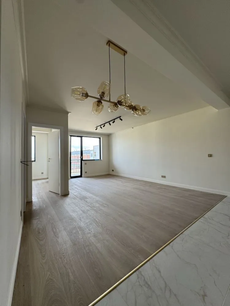 BRASADAS vinde ap 2 cam Central Loc de Parcare Bloc nou - Agentia Imobiliara BRASADAS vinde apartaent modern cu doua camere într-un bloc nou, construit după standarde moderne de siguranță și eficiență. Locuința este amplasată la etajul 4 din 5, oferind o priveliște plăcută asupra împrejurimilor și multă lumină naturală. Apartamentul are o suprafață utilă totală de 55 mp și este compartimentat eficient, astfel încât fiecare spațiu să fie valorificat la maximum. Zona de zi este concepută într-un concept open-space împreună cu bucătăria, creând un spațiu luminos și primitor, ideal pentru relaxare sau pentru petrecerea timpului cu familia și prietenii. Din living există acces direct către o terasă de aproximativ 5 mp, placată cu gresie, perfectă pentru momentele de relaxare în aer liber. Atât livingul, cât și dormitorul au acces direct pe această terasă, oferind lumină naturală și un spațiu exterior plăcut. Dormitorul este generos și dispune de o zonă dedicată de dressing, oferind spațiu suplimentar pentru depozitare. Baia este prevăzută cu geam pentru aerisire naturală și este complet utilată cu gresie, faianță, cadă și vas de toaletă. Apartamentul se predă complet finisat, fiind dotat cu ușă de acces metalică, ferestre termopan cu trei sticle pentru o izolare termică și fonică superioară, uși interioare din lemn și sistem de încălzire în pardoseală pentru un confort sporit. În zona bucătăriei sunt montate gresie și faianță, în living și dormitor este instalat parchet special pentru încălzirea în pardoseală, iar baia este complet finisată. De asemenea, locuința este echipată cu întrerupătoare, prize, corpuri de iluminat și este complet zugrăvită. Un avantaj important al acestui apartament este faptul că se vinde împreună cu un proiect personalizat de design interior, care te scapă de griji și îți oferă o viziune clară asupra amenajării, economisind timp și resurse în procesul de mobilare și decorare. Imobilul este construit pe fundație din beton armat, cu stâlpi de susținere din beton armat, iar pereții de compartimentare ai apartamentului sunt realizați din cărămidă și izolați corespunzător, completând structura solidă a clădirii cu elemente decorative moderne. Curtea blocului este complet împrejmuită, accesul fiind securizat printr-o poartă mecanizată. Zona exterioară este pavată, iar accesul în casa scării se face prin ușă termopan. Casa scării este finisată cu gresie ceramică, balustrada este metalică, iar clădirea este dotată cu lift, pentru un plus de confort. Apartamentul beneficiază și de un loc de parcare. Poziționarea este una deosebit de avantajoasă, imobilul fiind situat la câțiva pași de Kaufland, Media Galaxy, școli, grădinițe, stații de autobuz și taxi. De asemenea, la aproximativ 5 minute de mers pe jos se află Parcul Central al municipiului Satu Mare, un loc ideal pentru plimbări și relaxare. Www.brasadas.com.