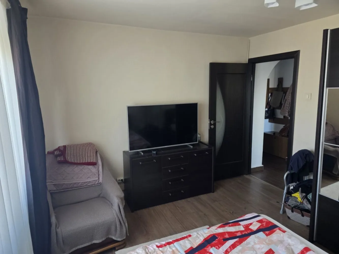 Apartament 2 Camere Carpați 2 - Agentia Imobiliara BRASADAS vinde apartament RENOVAT cu 2 camere la etaj 4/4 cu suprafata utila de 60mp. Apartamentul este DECOMANDAT, are 2 balcoane, beci de 15 mp. si loc parcare. Se vinde complet mobilat si utilat sau gol. Www.brasadas.com.