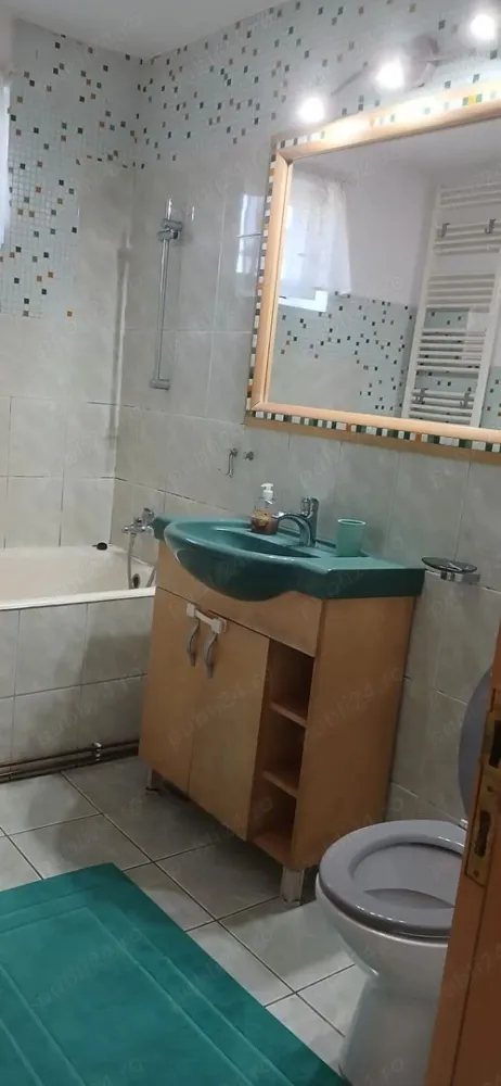 BRASADAS vinde ap 2 cam etaj 4/4. - Agentia Imobiliara BRASADAS vinde apartament cu 2 camere gata să te muți! Dacă îți dorești un loc pe care să-l numești acasă din prima clipă, acest apartament este alegerea perfectă. Situat în cartierul Solidarității, pe Aleea Humulești, îmbină confortul, liniștea și funcționalitatea într-un mod ideal. Totul pregătit pentru tine Se vinde complet mobilat și utilat, cu mobilier de calitate și electrocasnice în stare foarte bună fără griji, fără investiții suplimentare. 50 mp utili, compartimentați inteligent: - Hol primitor cu bucătărie - Cămară + spații utile de depozitare - Living luminos și spațios - Dormitor confortabil - Baie cu acces facil Bucătărie complet echipată, perfectă pentru orice stil de viață: aragaz cu cuptor electric, mașină de spălat vase, combină frigorifică și centrală termică proprie. Balcon generos, locul ideal pentru cafeaua de dimineață sau relaxare, cu o priveliște plăcută către parcul nou amenajat. Situat la etajul 4, într-un bloc cu acoperiș reabilitat fără griji pe termen lung. Parcare fără stres: locuri disponibile în fața blocului + opțiune de parcare rezervată. Zonă liniștită, perfectă pentru relaxare, dar cu acces rapid către tot ce ai nevoie. Ideal pentru locuit sau investiție! Www.brasadas.com.