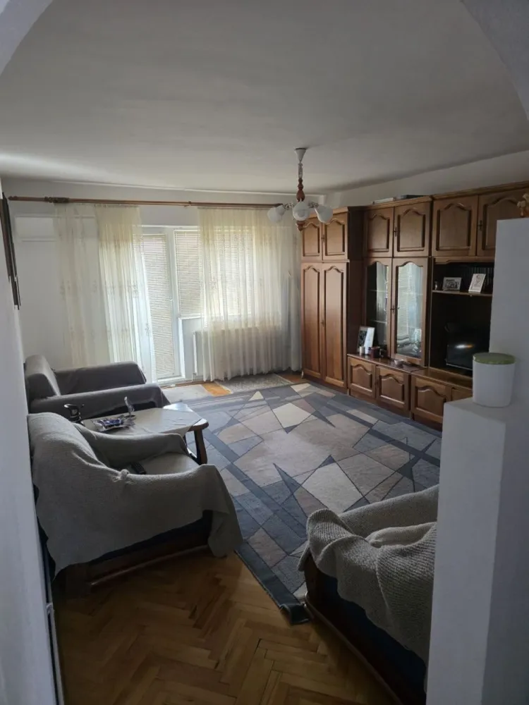 Apartament 2 Camere Carpați 2 - Agentia Imobiliara BRASADAS vinde apartament RENOVAT cu 2 camere la etaj 4/4 cu suprafata utila de 60mp. Apartamentul este DECOMANDAT, are 2 balcoane, beci de 15 mp. si loc parcare. Se vinde complet mobilat si utilat sau gol. Www.brasadas.com.