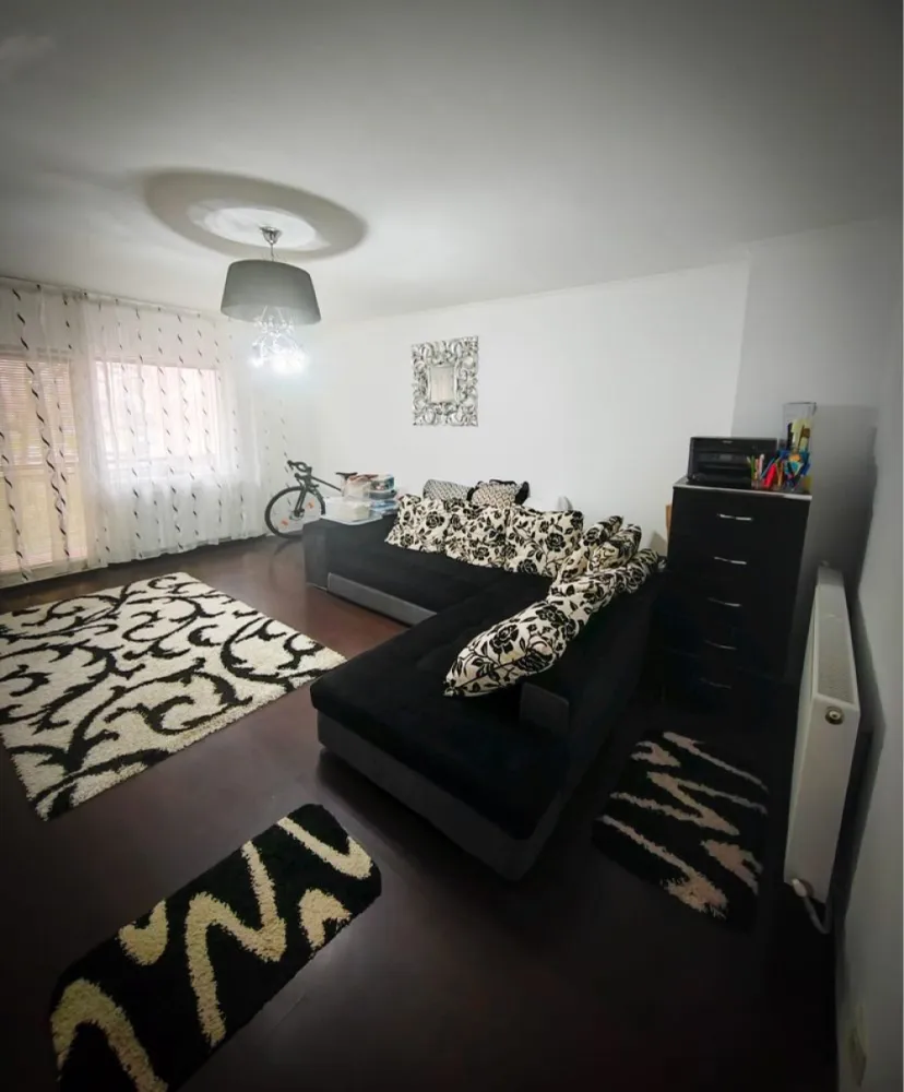 Apartament 2 camere, Carpati 2, et 1 - Apartament gata de mutat – 2 camere, etaj 1, Carpați 2 Dacă îți dorești un apartament gata de mutat, bine întreținut, luminos, cu compartimentare practică și poziționat într-o zonă liniștită, cu spații verzi, acces facil către multiple puncte de interes, acest apartament bifează tot ce contează: confort, accesibilitate și funcționalitate. Ideal pentru familii tinere sau persoane care caută un etaj ușor accesibil. Carpați 2, Satu Mare Bloc solid, construit în 1988 Etaj 1 – acces rapid și comod, ideal pentru toate vârstele Detalii tehnice: Suprafață totală: 61,76 mp Suprafață utilă: 58,2 mp 2 camere decomandate (living + dormitor) Bucătărie 1 baie Ce îți va plăcea din prima compartimentarea eficientă & spațiul bine folosit: Living spațios, cu ieșire directă în balcon – locul perfect pentru cafeaua de dimineață și vedere către spații verzi Dormitor confortabil și intim, cu vedere către spații verzi Bucătărie mare, extinsă inteligent (prin anularea unuia dintre balcone) pentru mai mult spațiu util Baie cu geam (ventilație naturală) Holuri practice, bine organizate Beci la subsol pentru depozitare extra Bonus major: Se vinde complet mobilat și utilat – frigider, mașină de spălat rufe, centrală termică, aragaz electric, mobilier etc. Practic, te poți muta fără investiții suplimentare. Locație practică, atmosferă plăcută Spații verzi în jurul blocului Aproape de școli, parcuri, biserică și magazine Acces rapid la mijloace de transport în comun Zonă liniștită, potrivită pentru locuit pe termen lung Un apartament bine întreținut, luminos și practic, pregătit să devină noul tău cămin. Sună acum pentru mai multe detalii, mai multe fotografii și programarea unei vizionări s-ar putea să fie exact locul pe care îl cauți! Telefon: 07********88